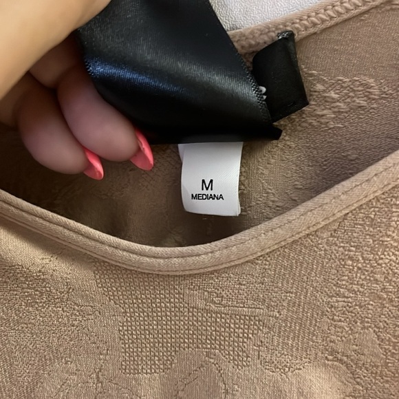 Bebe women’s nude long sleeve fitted top- faint floral print - size medium - Picture 4 of 5